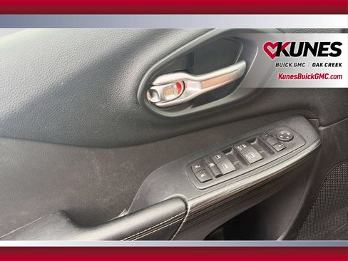 Used 2016 Jeep Cherokee Latitude FWD image 18
