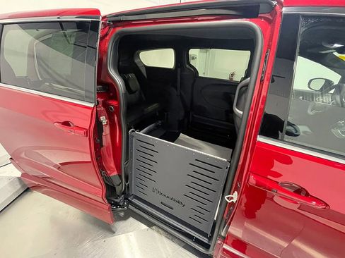 Used 2026 Chrysler Voyager LX image 2