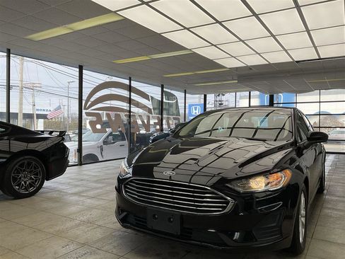 Used 2020 Ford Fusion SE FWD image 3