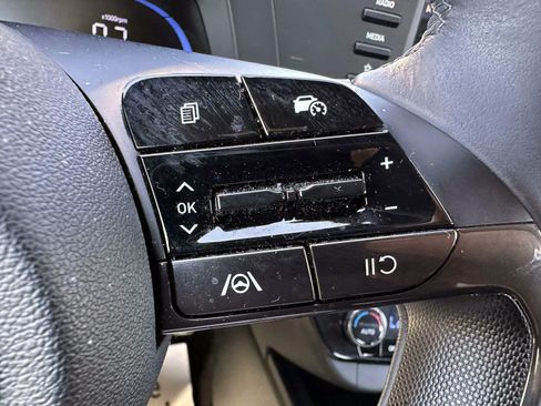 Used 2025 Hyundai Elantra Sport FWD image 18