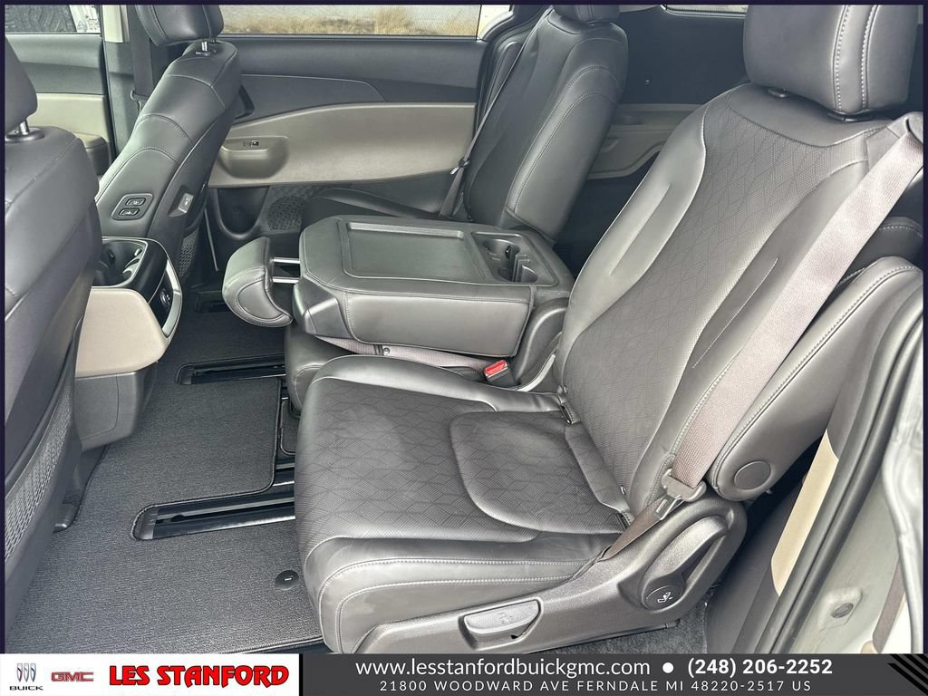 Used 2025 Kia Carnival EX FWD image 13