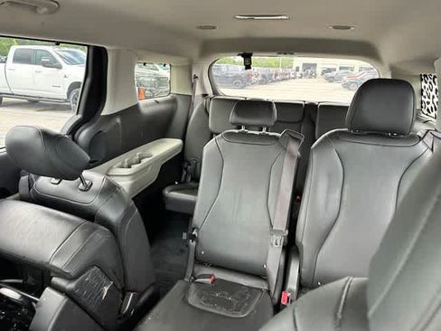Used 2023 Kia Carnival EX FWD image 6
