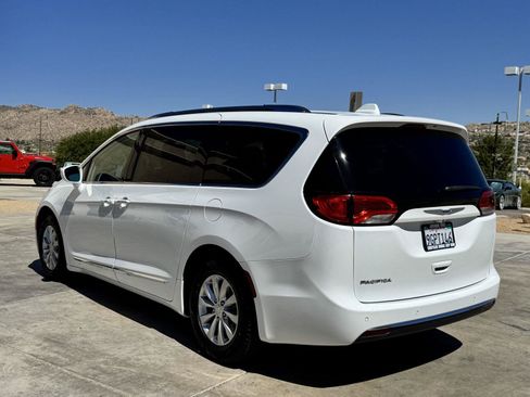 Used 2018 Chrysler Pacifica Touring-L Plus FWD image 5