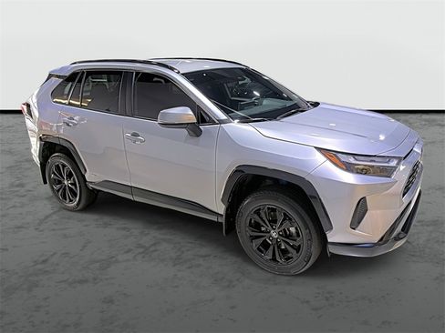 Used 2023 Toyota RAV4 SE image 5