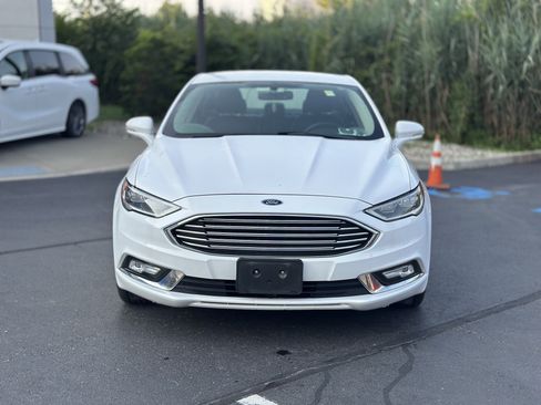 Used 2017 Ford Fusion SE w/ Fusion SE Technology Package FWD image 2