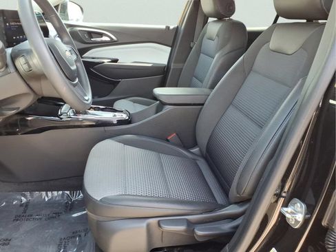 Used 2025 Chevrolet Trax LT FWD image 21