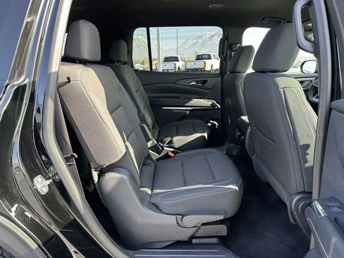 Used 2025 Chevrolet Traverse LT image 18