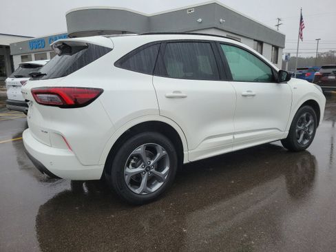 Used 2023 Ford Escape ST-Line w/ Tech Pack #1 AWD/4WD image 4