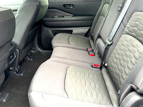 Used 2025 Nissan Pathfinder SV FWD image 18