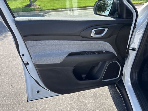 Used 2024 Jeep Compass Latitude image 15