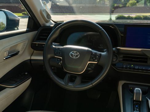Used 2023 Toyota Crown AWD/4WD image 21