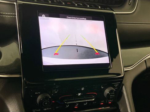 Used 2023 Jeep Grand Cherokee L Laredo image 13