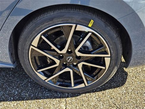 Used 2025 Nissan Sentra SR w/ SR Premium Package image 20