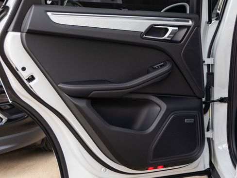 Certified 2026 Porsche Macan AWD/4WD image 32