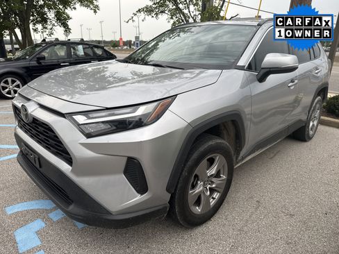 Used 2022 Toyota RAV4 XLE w/ Convenience Package FWD image 2