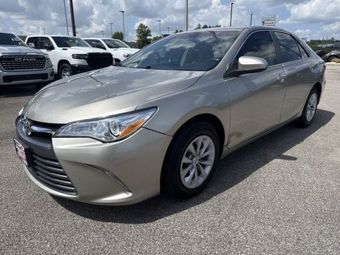 Used 2015 Toyota Camry LE FWD image 3
