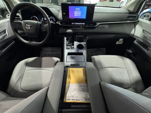 Used 2026 Toyota Sienna LE FWD image 28