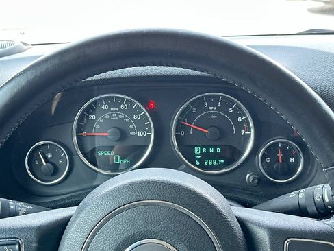 Used 2017 Jeep Wrangler Unlimited Rubicon w/ Connectivity Group AWD/4WD image 12
