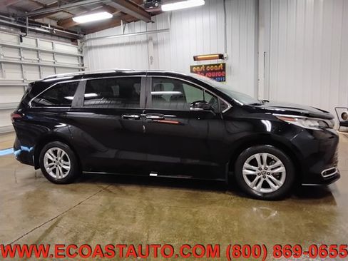 Used 2024 Toyota Sienna Limited image 5