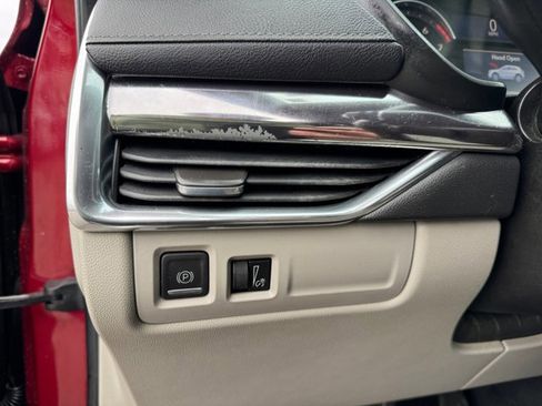 Used 2019 Cadillac XT4 Luxury w/ Cold Weather Package image 23