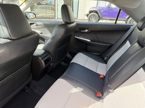 Used 2014 Toyota Camry SE image 18