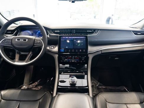 Used 2023 Jeep Grand Cherokee Limited w/ Luxury Tech Group II AWD/4WD image 9