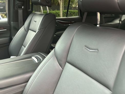 Used 2023 Cadillac Escalade Luxury RWD image 18