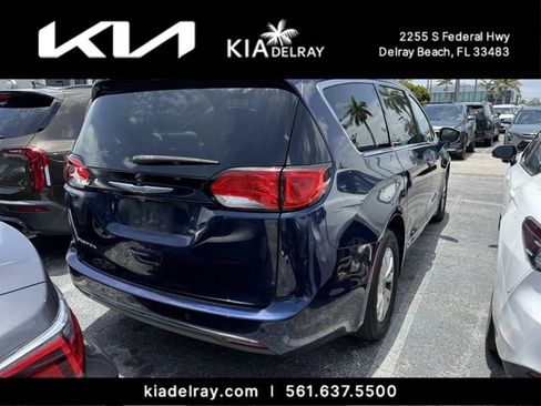 Used 2017 Chrysler Pacifica Touring-L FWD image 2