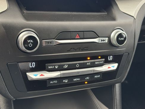 Used 2020 Ford Explorer XLT image 24