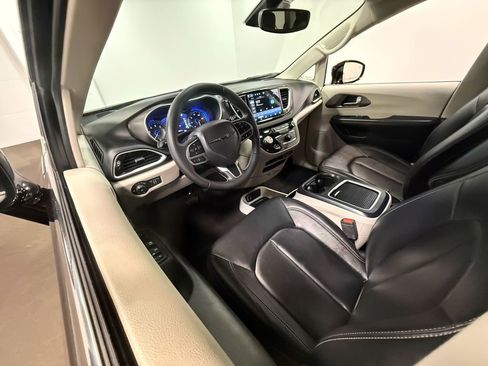 Used 2024 Chrysler Pacifica Touring-L image 56