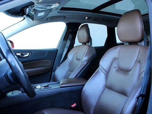 Used 2018 Volvo XC60 T5 Momentum w/ Vision Package image 12