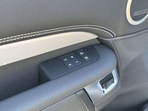 New 2026 Land Rover Discovery Dynamic SE image 22