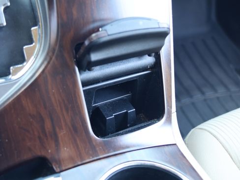 Used 2013 Toyota Venza LE w/ LE Convenience Pkg image 28