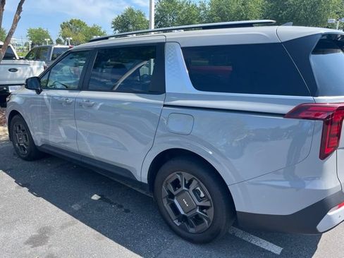Used 2025 Kia Carnival EX FWD image 4