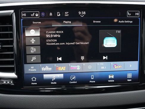 Certified 2024 Chrysler Pacifica Touring-L image 25