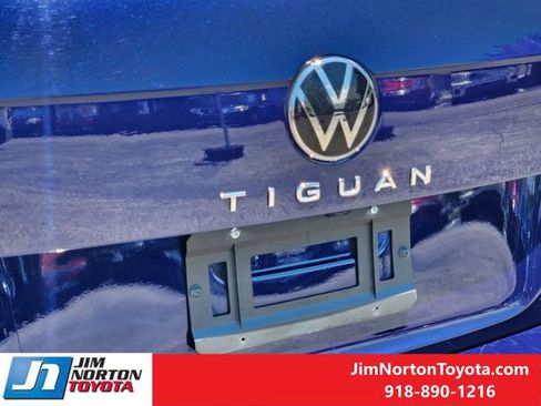 Used 2023 Volkswagen Tiguan SE w/ Panoramic Sunroof Package FWD image 12