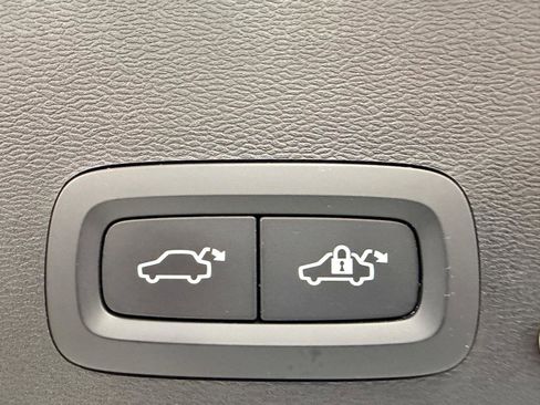 Used 2021 Volvo XC40 T4 R-Design w/ Advanced Package image 24