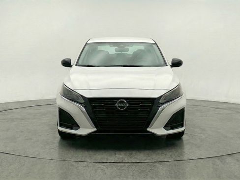 Used 2025 Nissan Altima 2.5 SV FWD image 2