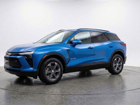 Used 2025 Chevrolet Blazer LT FWD image 3