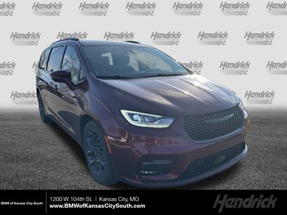 Used 2021 Chrysler Pacifica Touring-L w/ Uconnect Theater Family Group