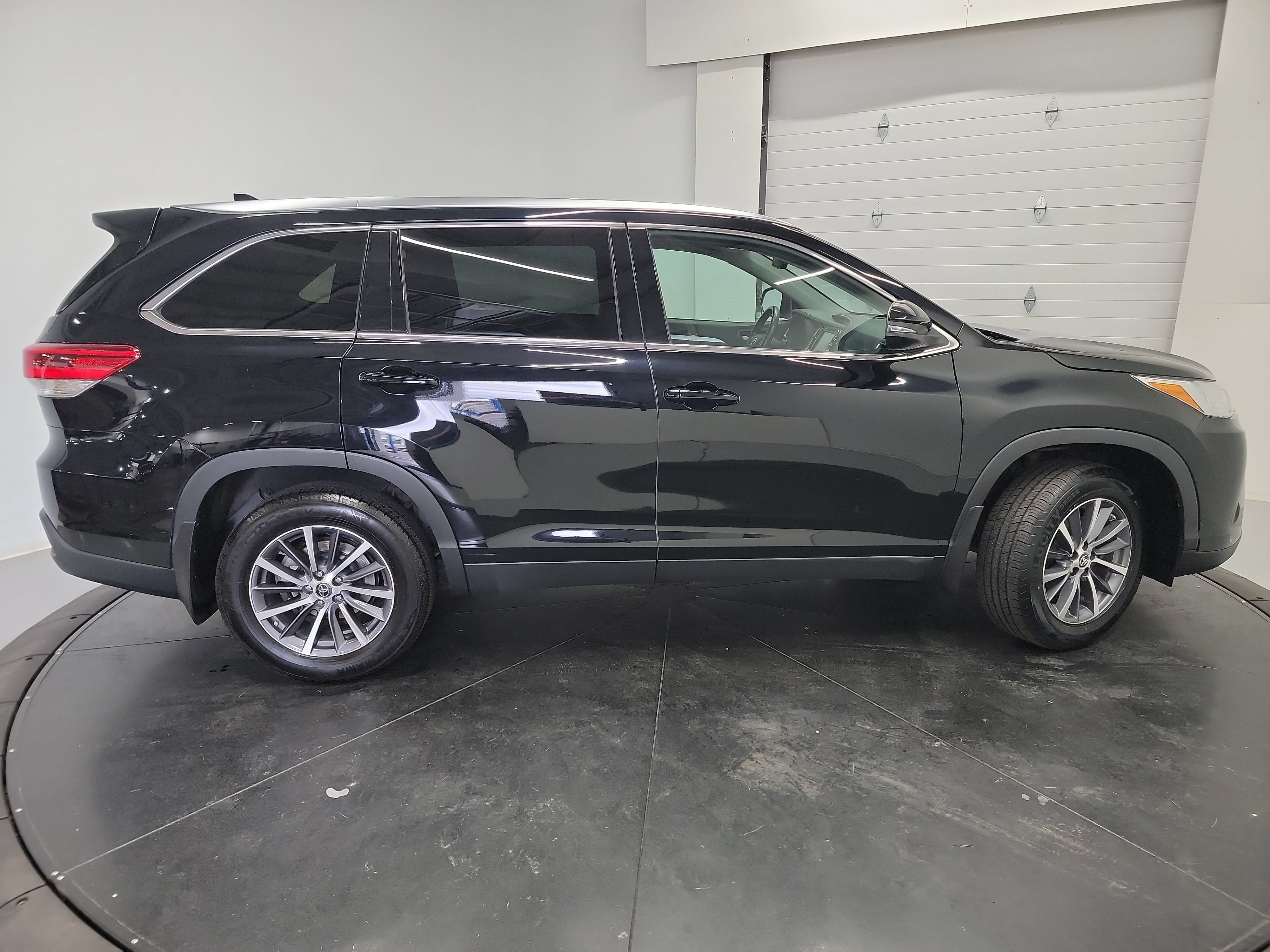 Used 2019 Toyota Highlander XLE w/ Carpet Mat Package (TMS) AWD/4WD image 11