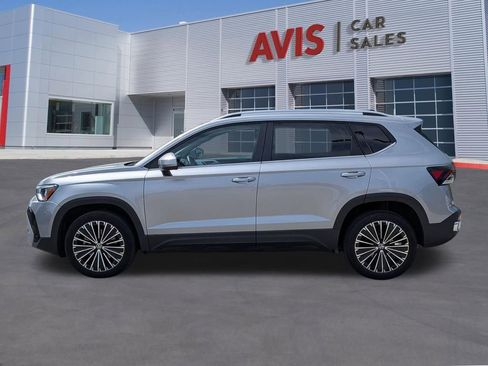 Used 2025 Volkswagen Taos SE FWD image 10