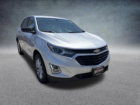 Used 2019 Chevrolet Equinox LS w/ LS Convenience Package FWD image 4