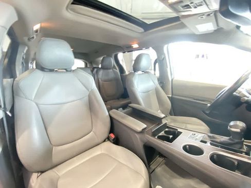 Used 2021 Toyota Sienna XLE FWD image 28