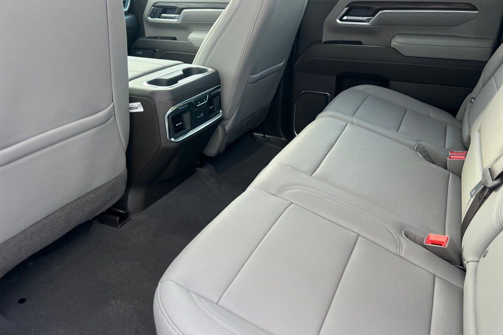 Used 2026 GMC Sierra 3500 SLT w/ SLT Premium Package AWD/4WD image 9