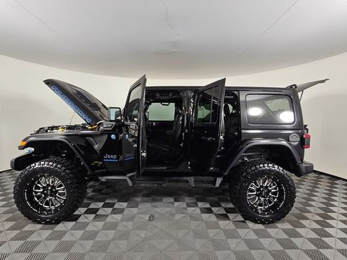 Used 2023 Jeep Wrangler Unlimited Rubicon 4xe w/ Cold Weather Group AWD/4WD image 17