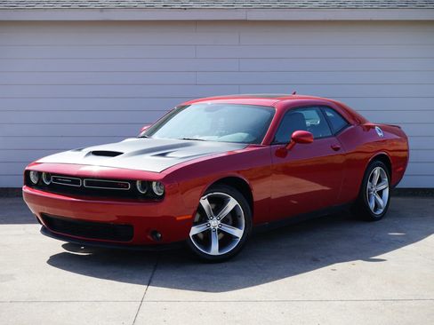 Used 2016 Dodge Challenger R/T w/ Driver Convenience Group image 11