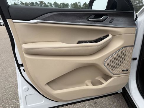 Certified 2023 Jeep Grand Cherokee Limited w/ Luxury Tech Group II AWD/4WD image 16