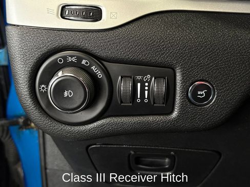 Used 2018 Jeep Cherokee Trailhawk w/ Comfort & Convenience Group AWD/4WD image 18