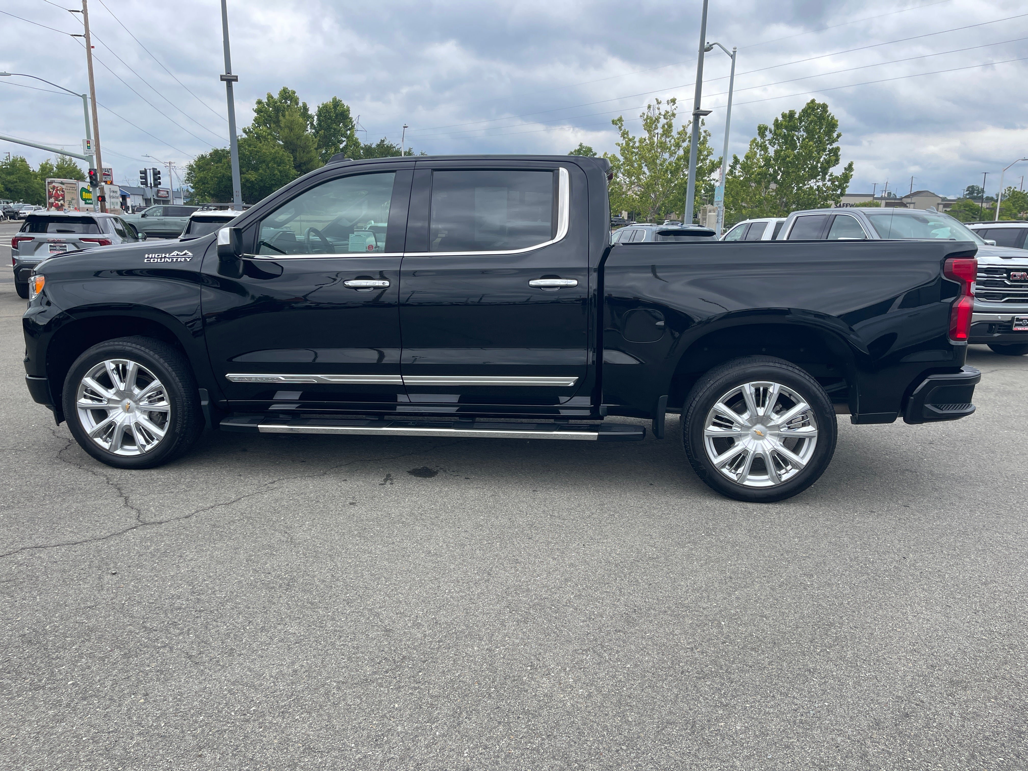 Used 2023 Chevrolet Silverado 1500 High Country w/ High Country Premium Package AWD/4WD image 8
